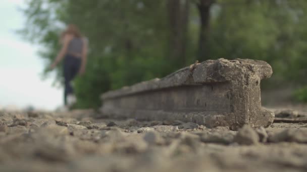 Taş Blok Dışarıda Duruyor Kadın Silueti Arka Planda Yürüyor Kadın — Stok video