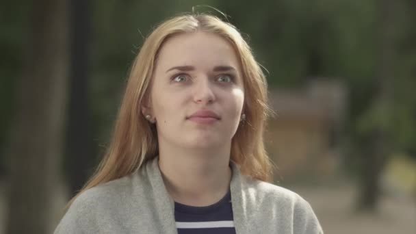 Flickan Gör Ett Ansikte Utomhus Ung Kvinna Bedrar Sitt Ansikte — Stockvideo