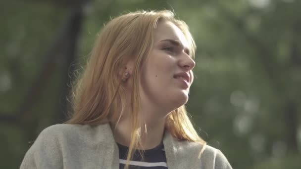 Забавна Дівчина Посміхається Камеру Збирає Губи Поцілунку Відкритому Повітрі Молода — стокове відео