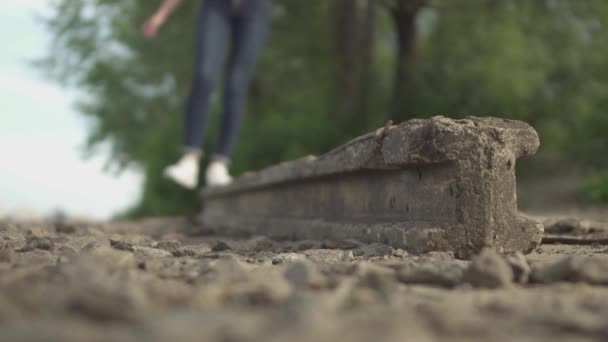 Rapariga Está Equilibrar Num Bloco Pedra Mulher Está Passar Tempo — Vídeo de Stock