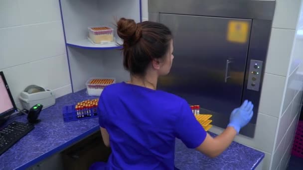 Máquina Moderna Para Centrifugação Sangue Exame Urina Laboratórios Hospitalares Analisador — Vídeo de Stock