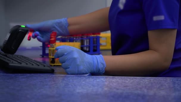 Onherkende Rofessionele Vrouw Blauw Uniform Rubberen Handschoenen Zetten Het Rek — Stockvideo