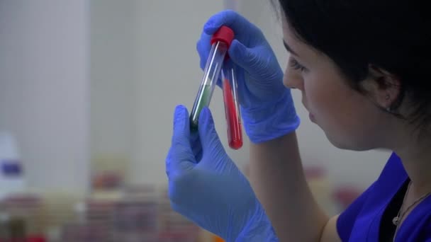 Mulher Segurando Tubo Teste Com Amostra Sangue Laboratório Olhando Para — Vídeo de Stock