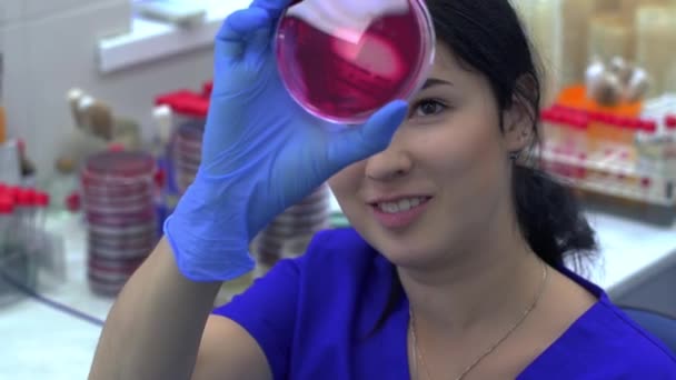 Retrato Mujer Bonita Comprobar Examina Los Frascos Laboratorio Luego Ponerlo — Vídeos de Stock