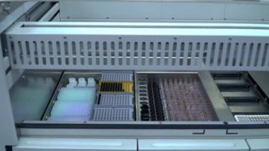 Laboratuvardaki elektronik ekipman yakından çalışıyor. Araştırma makineleri, yeni teknoloji. Bilim, meslek, sağlık konsepti