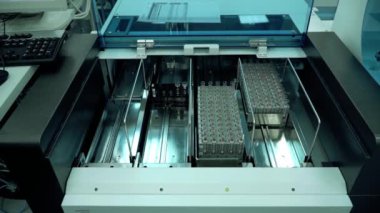 Yeni kimya laboratuvarında modern ekipmanlar. Tıbbi araştırma enstitüsünde otomatik ekipman operasyonu