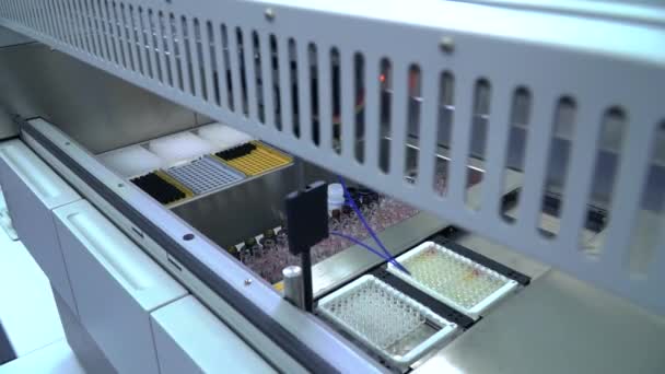 Moderní Vybavení Nové Chemické Laboratoři Provoz Automatizovaného Zařízení Lékařském Výzkumném — Stock video