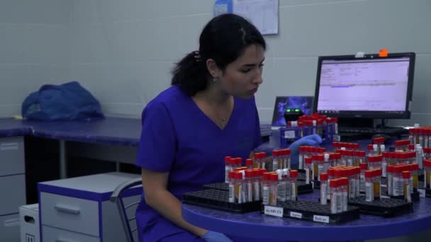 Laboratuvarda Analiz Yapan Genç Güzel Bir Kadın Raflarda Test Tüpleriyle — Stok video