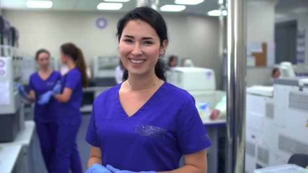 Uma Mulher Laboratório Mostrar Que Adora Seu Trabalho Equipe Outros — Vídeo de Stock