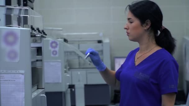 Mavi Üniformalı Lastik Eldivenli Kadın Deney Tüpleriyle Özel Bir Buzdolabının — Stok video