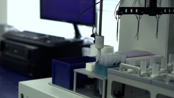 新しい化学実験室の近代的な装置 医療研究機関における自動化機器の運転 — ストック動画