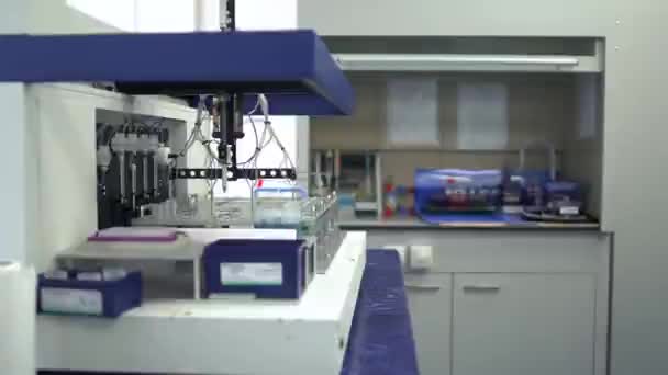 Jovem Mulher Uniforme Azul Luvas Borracha Controlando Fabricação Medicamentos Laboratório — Vídeo de Stock