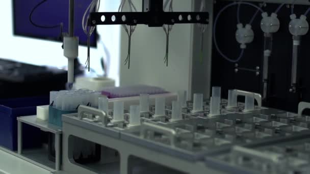 新しい化学実験室の近代的な装置 医療研究機関における自動化機器の運転 — ストック動画