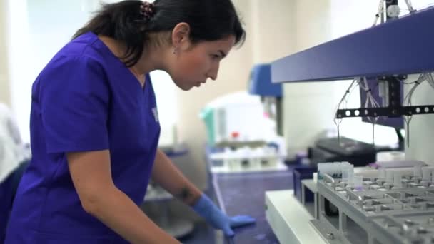 Jovem Mulher Uniforme Azul Luvas Borracha Controlando Fabricação Medicamentos Laboratório — Vídeo de Stock