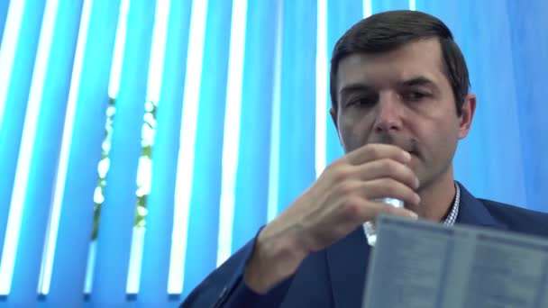 Volwassen Man Die Prijslijst Leest Water Drinkt Uit Plastic Glas — Stockvideo