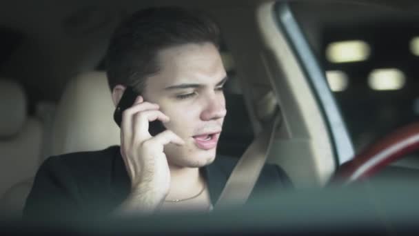 Portret Młodego Człowieka Który Żuje Gumę Rozmawia Przez Komórkę Samochodzie — Wideo stockowe