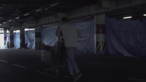 Jongen Het Meisje Hebben Plezier Parkeerplaats — Stockvideo