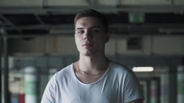 Retrato Homem Feliz Camiseta Branca Usando Óculos Escuros Andando Estacionamento — Vídeo de Stock