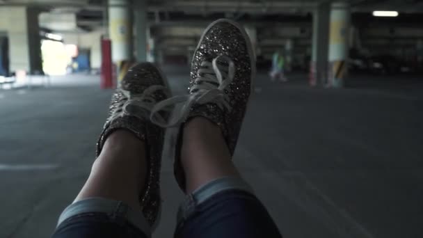 Dois Pés Femininos Prata Brilhante Tênis Flui Estacionamento Subterrâneo Perto — Vídeo de Stock