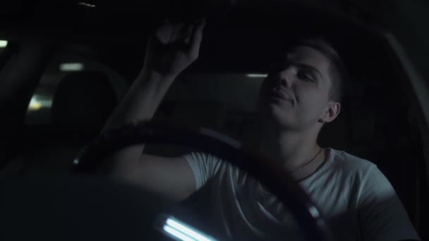 Retrato Jovem Olha Espelho Corrige Cabelo Sentado Carro Escuro Homem — Vídeo de Stock