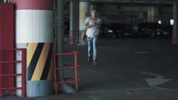 Mladý Muž Schovává Sloupem Podzemním Parkovišti Dospělý Muž Utíká Prodejce — Stock video