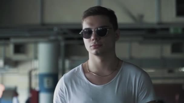Retrato Homem Confiante Shirt Branca Óculos Sol Tocando Seu Cabelo — Vídeo de Stock