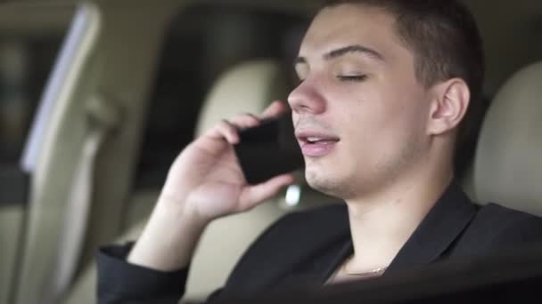 Portrait Young Man Who Chewing Gum Talking Cell Phone Car — Stockvideo