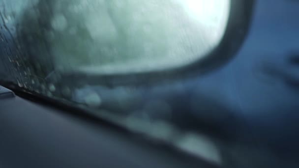 Las Gotas Lluvia Caen Sobre Ventana Del Coche Cerca Concentración — Vídeo de stock