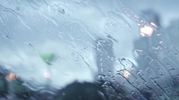 자동차 창문을 빗방울이 떨어지는 — 비디오