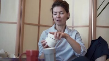 Güzel olgun kadın krem bir kavanoz kapatır. Sağlık, güzellik, bakım.