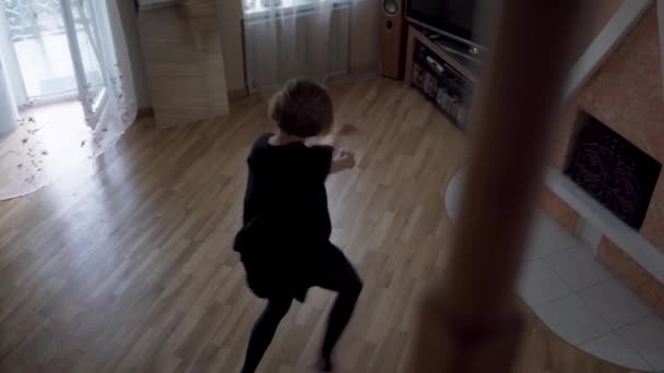 Zelfverzekerde schattige rijpe vrouw met geweldig lichaam dansen thuis in de voorkant van de spiegel. Elegante slanke dame in zwarte kleren binnenshuis. Happy Life, vrije tijd thuis — Stockvideo