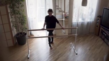 Evde pratik yapan oldukça esnek olgun bir kadın. Siyah giysiler içinde zarif ince kadın kapalı egzersizleri yapıyor. Mutlu yaşam, formda tutmak.