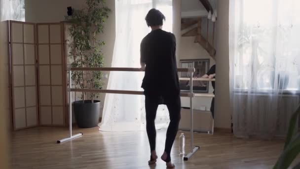 Säker mogen kvinna dansar framför spegeln hemma. Elegant smal kvinna i svarta kläder gör övningar inomhus. Lyckligt liv, hålla i form. — Stockvideo