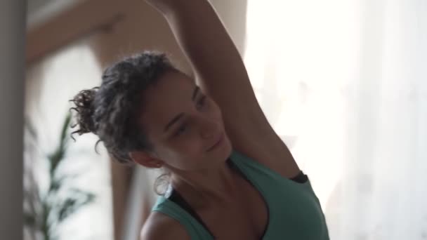 Fitness trainer werken met het jonge meisje thuis of in de Studio. Stretching, gezonde levensstijl, oefening. — Stockvideo