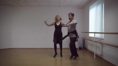 stüdyoda etkileyici dans çift video 