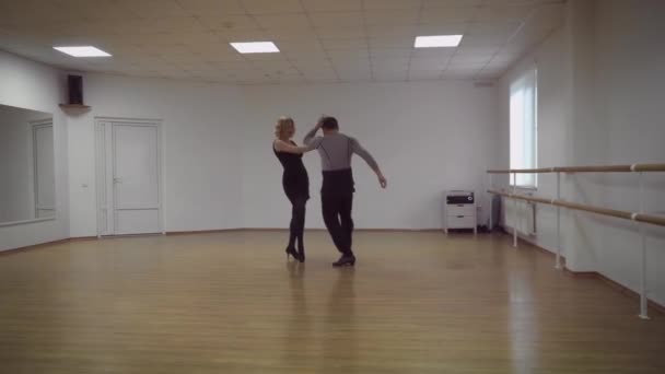 壁に鏡を持つスタジオでダンスカップルのビデオ — ストック動画