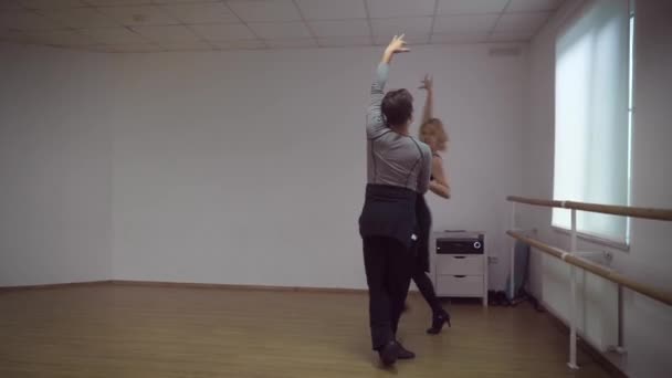 Vídeo Dança Casal Apaixonado Estúdio — Vídeo de Stock
