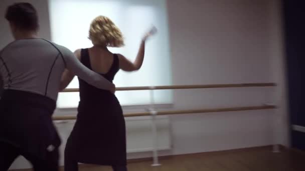 Video Pareja Apasionada Bailando Estudio — Vídeos de Stock