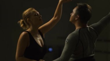 sarışın kadın ve erkek karanlık Studio odasında dans video