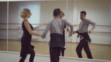aynaya karşı Bale Stüdyosu'nda sarışın kadın ve erkek dans video 