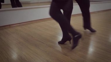 kırpılmış, stüdyoda dans eden erkek ve kadının kısmi izleme videosu, bacaklar, bale ayakkabıları konsepti