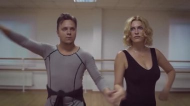 Bale Stüdyosu'nda sarışın kadın ve erkek dans video