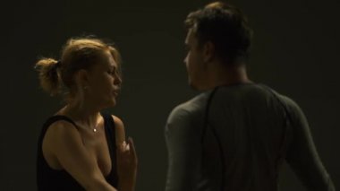 karanlık stüdyoda dans çift video 