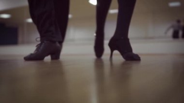 yavaş hareket, stüdyoda dans eden erkek ve kadının kısmi izleme videosu, bacaklar, bale ayakkabıları konsepti