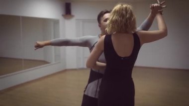 aynakarşı stüdyoda dans erkek ve kadın yavaş hareket video 