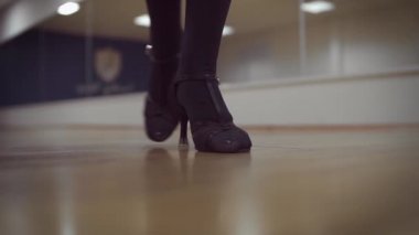 dans eden kadının videosu, topuklu ayakkabı ve bacakların kısmi görünümü