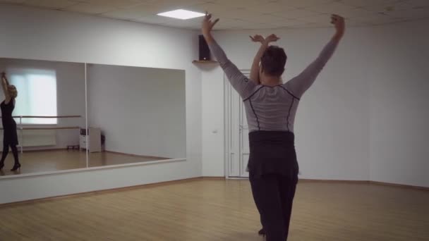 Vídeo Dança Casal Estúdio Com Espelho Parede — Vídeo de Stock