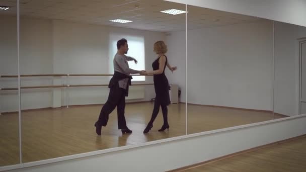 Video Van Kaukasische Dansen Man Vrouw Studio — Stockvideo