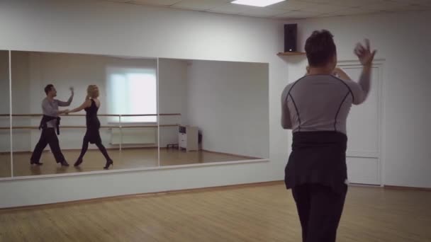 Video Caucásico Bailando Hombre Mujer Estudio — Vídeo de stock