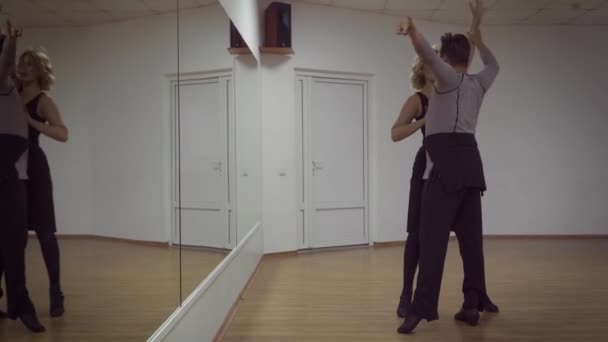 Βίντεο Του Καυκάσιου Χορού Άντρας Και Γυναίκα Στο Στούντιο — Αρχείο Βίντεο